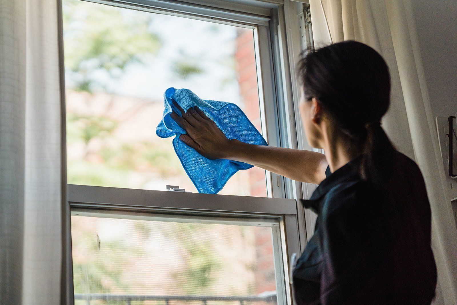 Consejos para quitar las hojas de una ventana de aluminio de forma sencilla