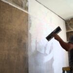 La importancia de mojar la pared antes de aplicar yeso en reformas