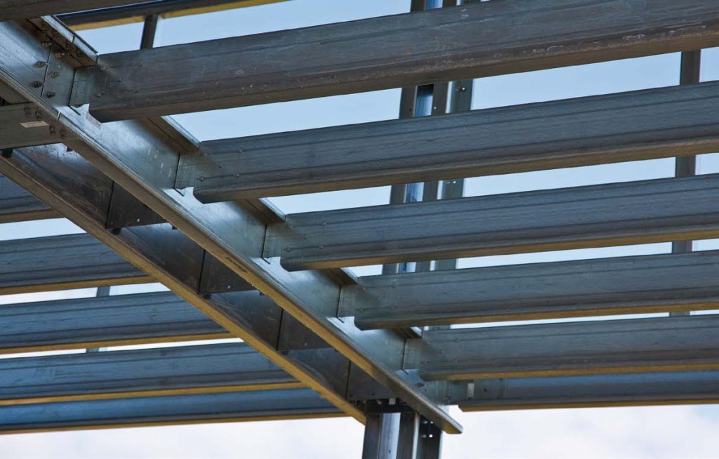 Optimizando la Distancia Entre Correas en Paneles Sandwich para una Mayor Eficiencia